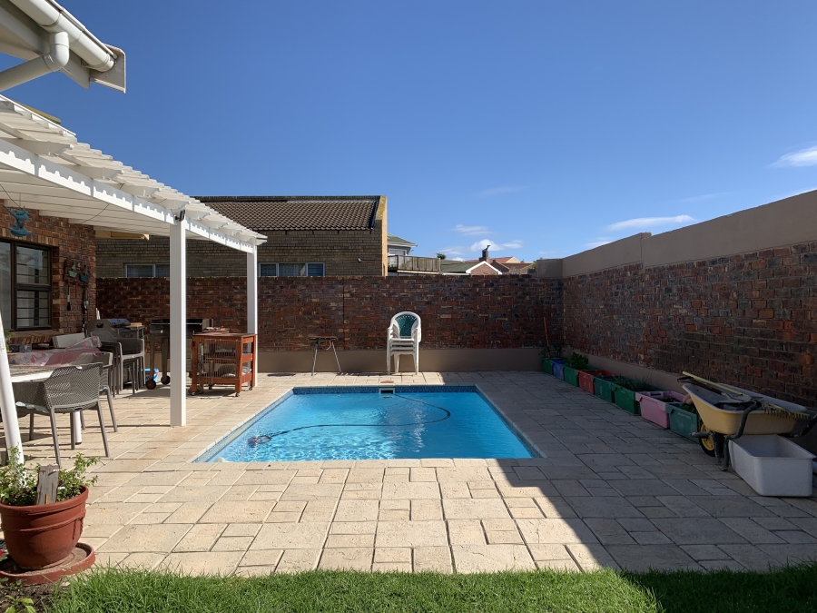 4 Bedroom Property for Sale in Wavecrest Eastern Cape